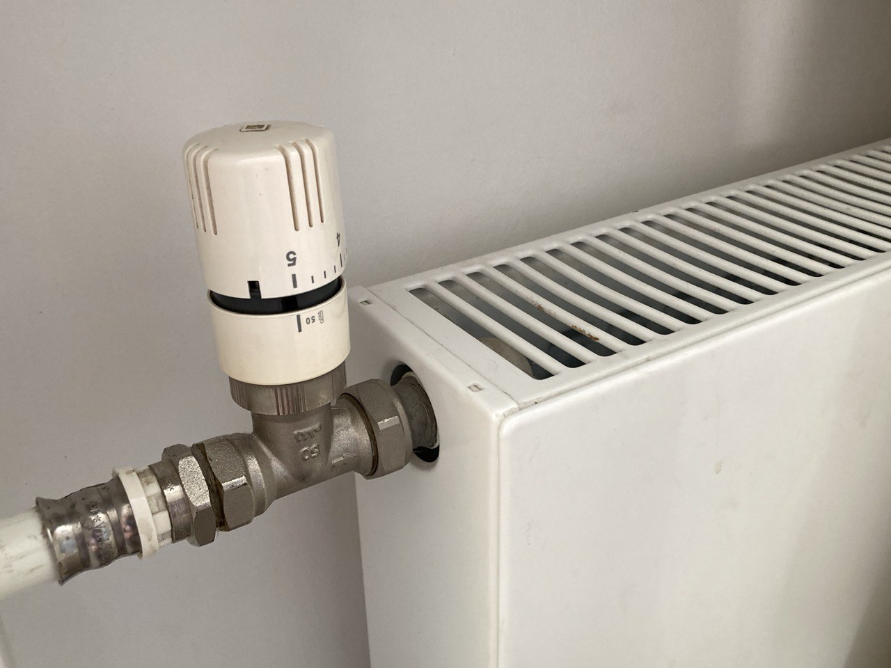 Почти кипяток: саратовцам прогревают батареи в связи с морозами